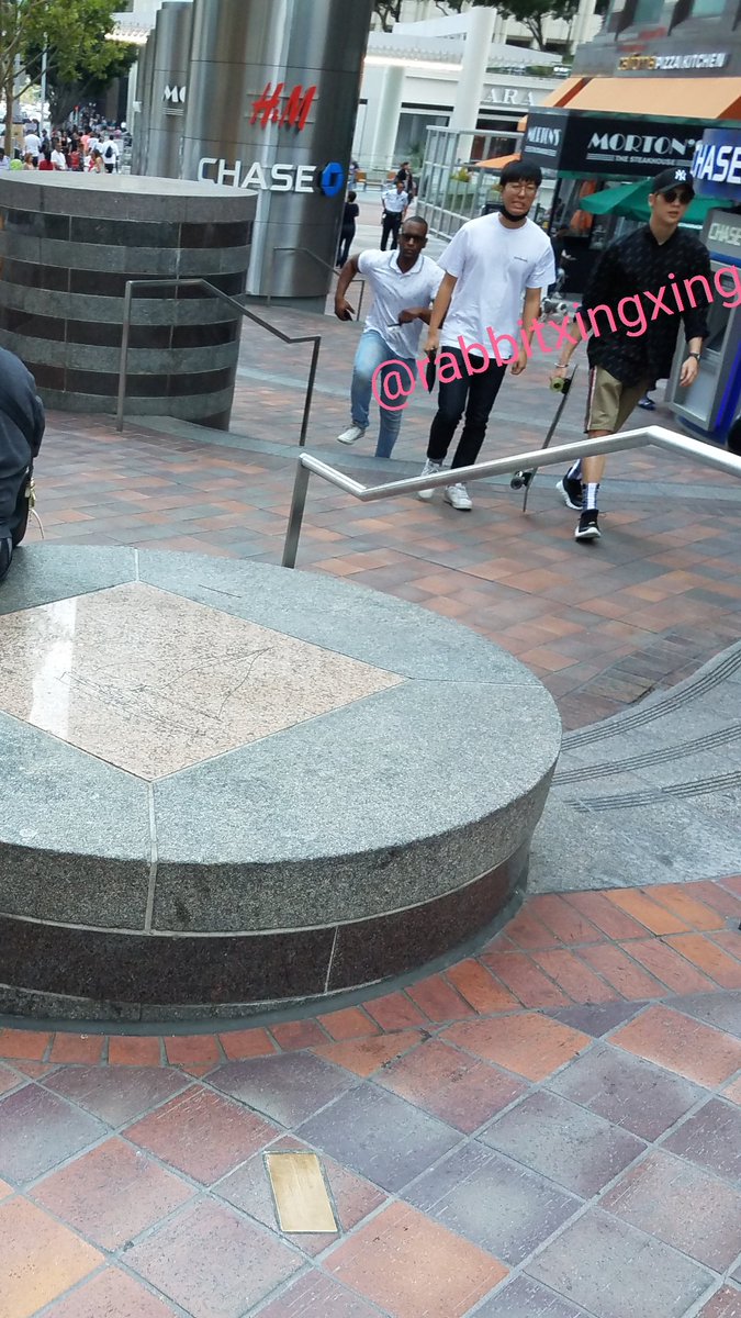 Rabbitxingxing's tweet photo. เลิกงานเลยรีบมาเคคอนกะว่าจะไปเชคอินลุ้นไฮทัช เดินข้ามถนนมาคือพีคเลย เจอแดเนียลจร้า เดินชิวๆพร้อมบอร์ดเลย นี่คือแบบแอบถ่ายแทบไม่ทัน หล่อมากๆๆๆๆๆๆๆๆๆๆๆๆๆๆๆ https://t.co/klwm6QbAzS