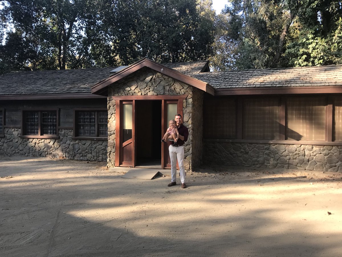 RachLHouston's tweet photo. While we were visiting the set, we also got to see some other AWESOME stuff thanks to @kimmoffat !
Just hanging out in Stars Hollow &amp; at Merlots 😱🤓 
I got really nerdy excited about all of these things 😁😁 https://t.co/RLJDiJ37HW