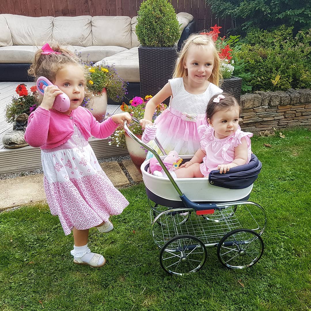 FlamingosStyle's tweet photo. #cousins #littlegirls #irishsummers #multitasking 😂🤣😎 https://t.co/x6PSaWn5SO