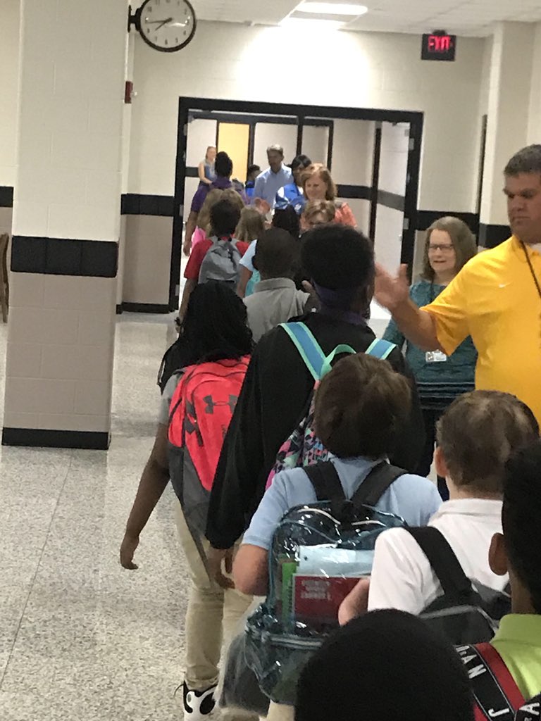 Holly Pillow (HollyPillow) Twitter