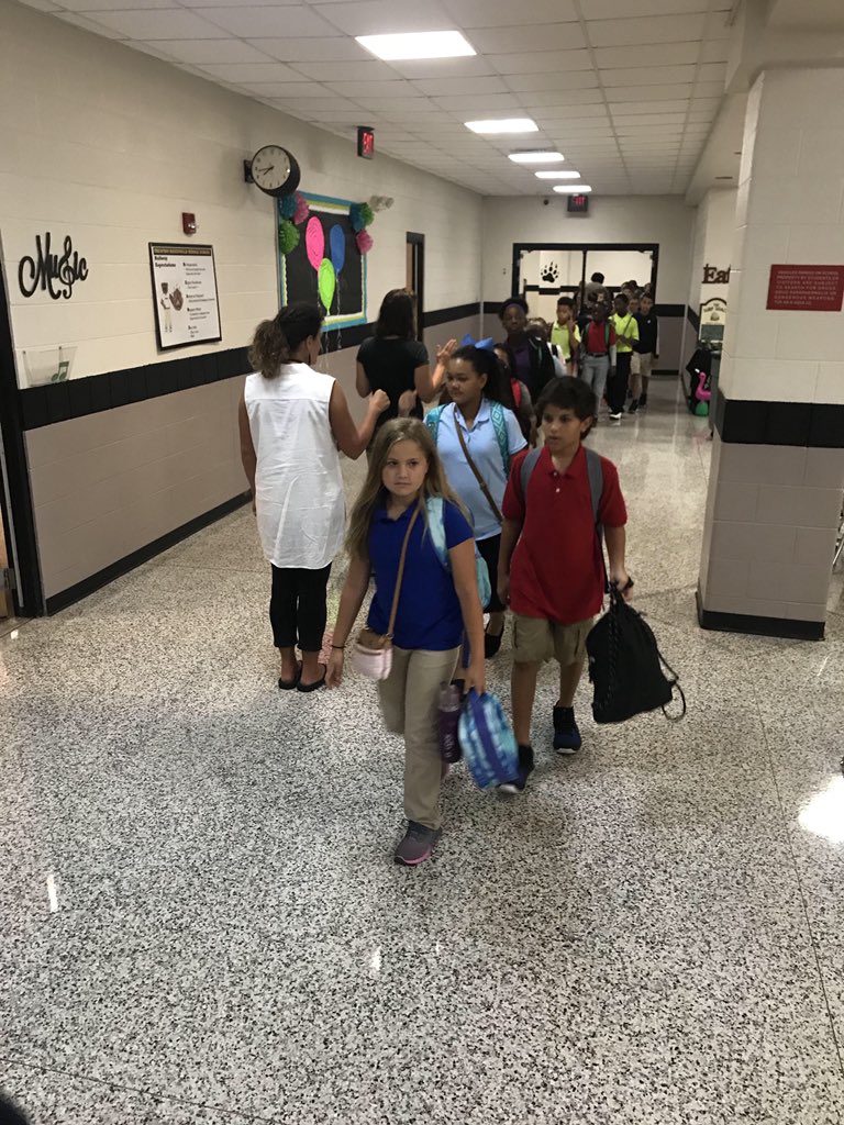 Holly Pillow (HollyPillow) Twitter