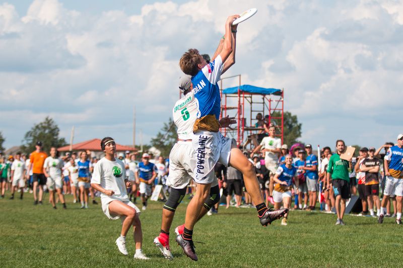 Ultiworld's tweet photo. Youth Club Championships 2018: @PowerlineUlti Fends Off Seattle in Double Game Point Victory -> https://t.co/Hv6ZkTvqRk (Photo: @UltiPhotos) [Pres. by @CUTCamps] https://t.co/L7buYLHg5K