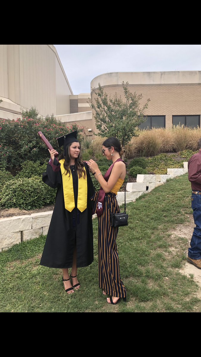 _NinaCoto's tweet photo. Graduated with honors from the best university! Gig’em https://t.co/czIYvpfrs0