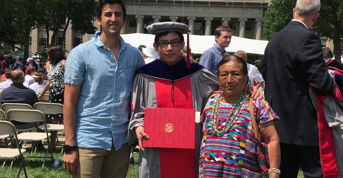 sopitas's tweet photo. ¿Se acuerdan del joven oaxaqueño que terminó su doctorado en el MIT? 

Pues está muy cerca de lograr el postdoctorado, pero necesita ayuda! Acá les cuento la historia y las formas de tirar paro https://t.co/kkdSHq95db https://t.co/Q8g1MVwAoq