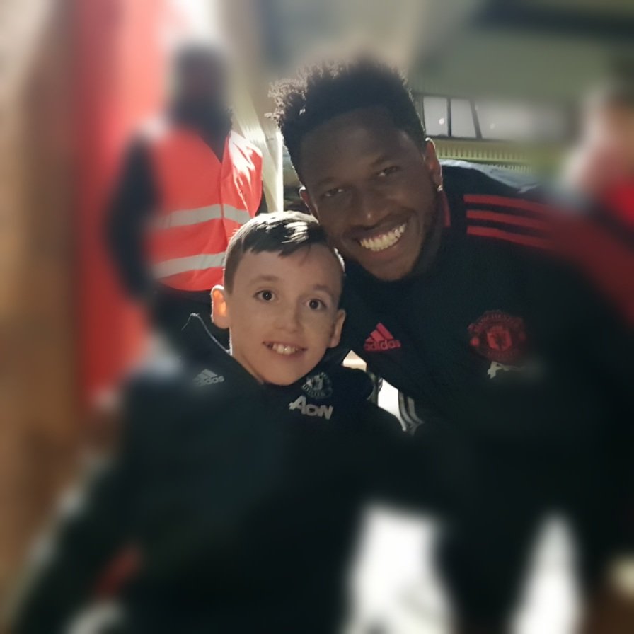 famousalexnield's tweet photo. With new boy @Fred08oficial muchas gracias amigo 😍 https://t.co/PpzbawfCa9