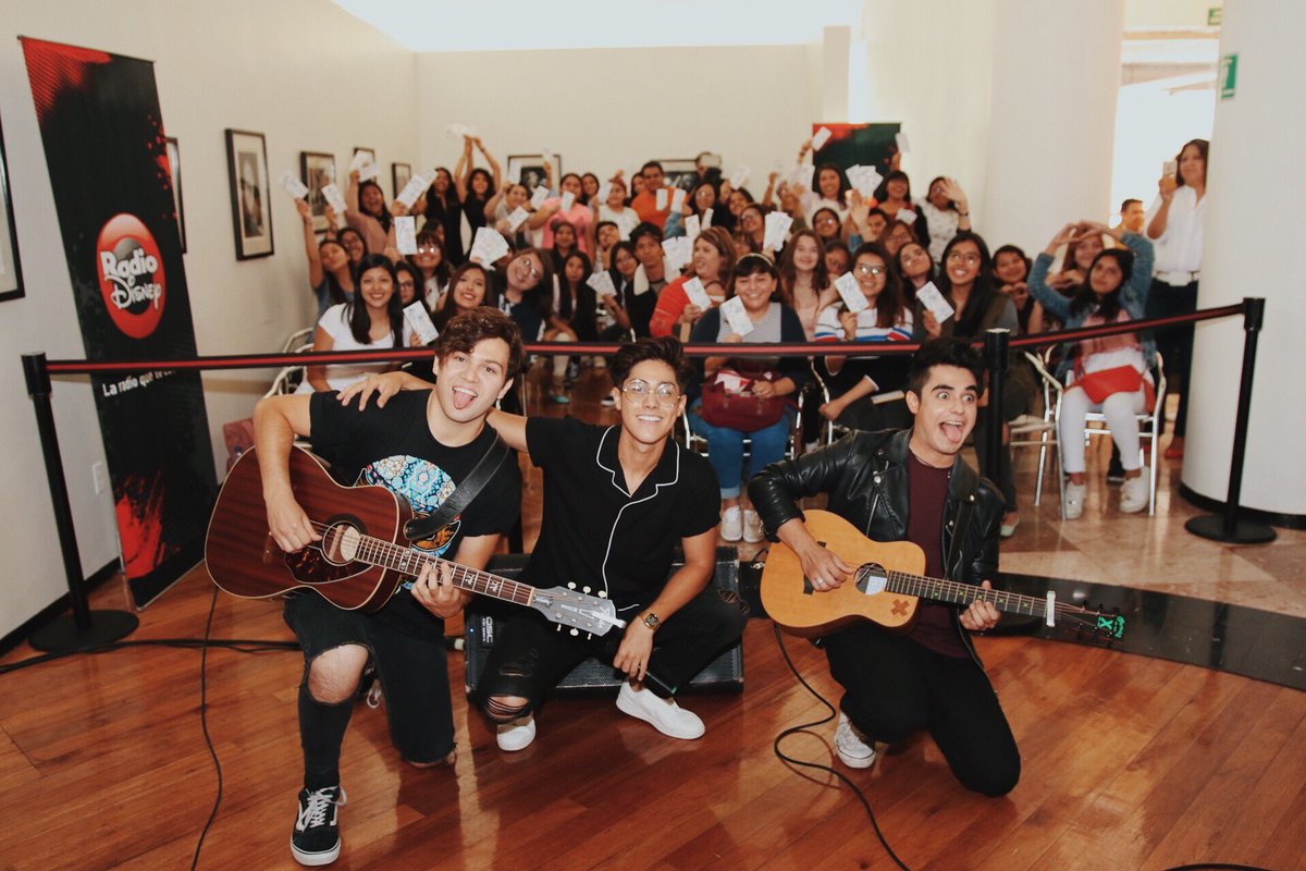 layloficial's tweet photo. Hoy en la firma de boletos para nuestro primer @LunarioMx. Gracias @RadioDisneyMX a todas las personas que nos acompañaron. We love you all 🎫 https://t.co/2EWW6i7gJg