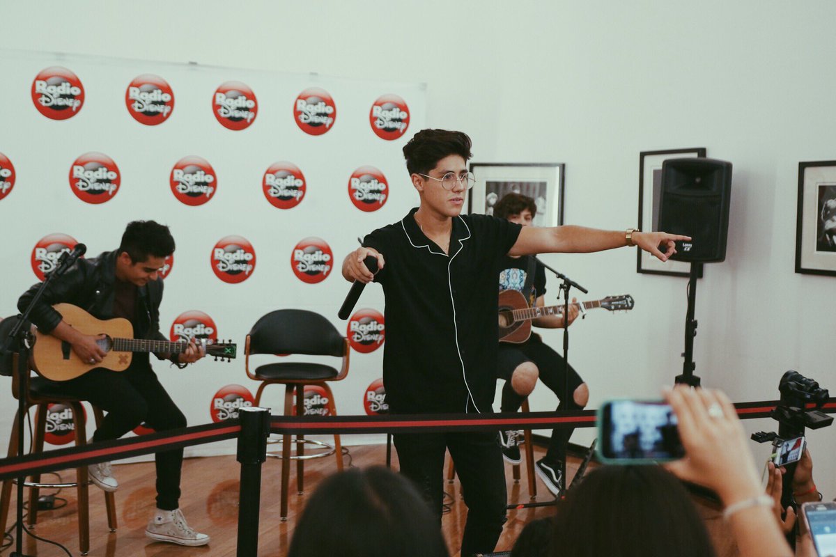 layloficial's tweet photo. Hoy en la firma de boletos para nuestro primer @LunarioMx. Gracias @RadioDisneyMX a todas las personas que nos acompañaron. We love you all 🎫 https://t.co/2EWW6i7gJg