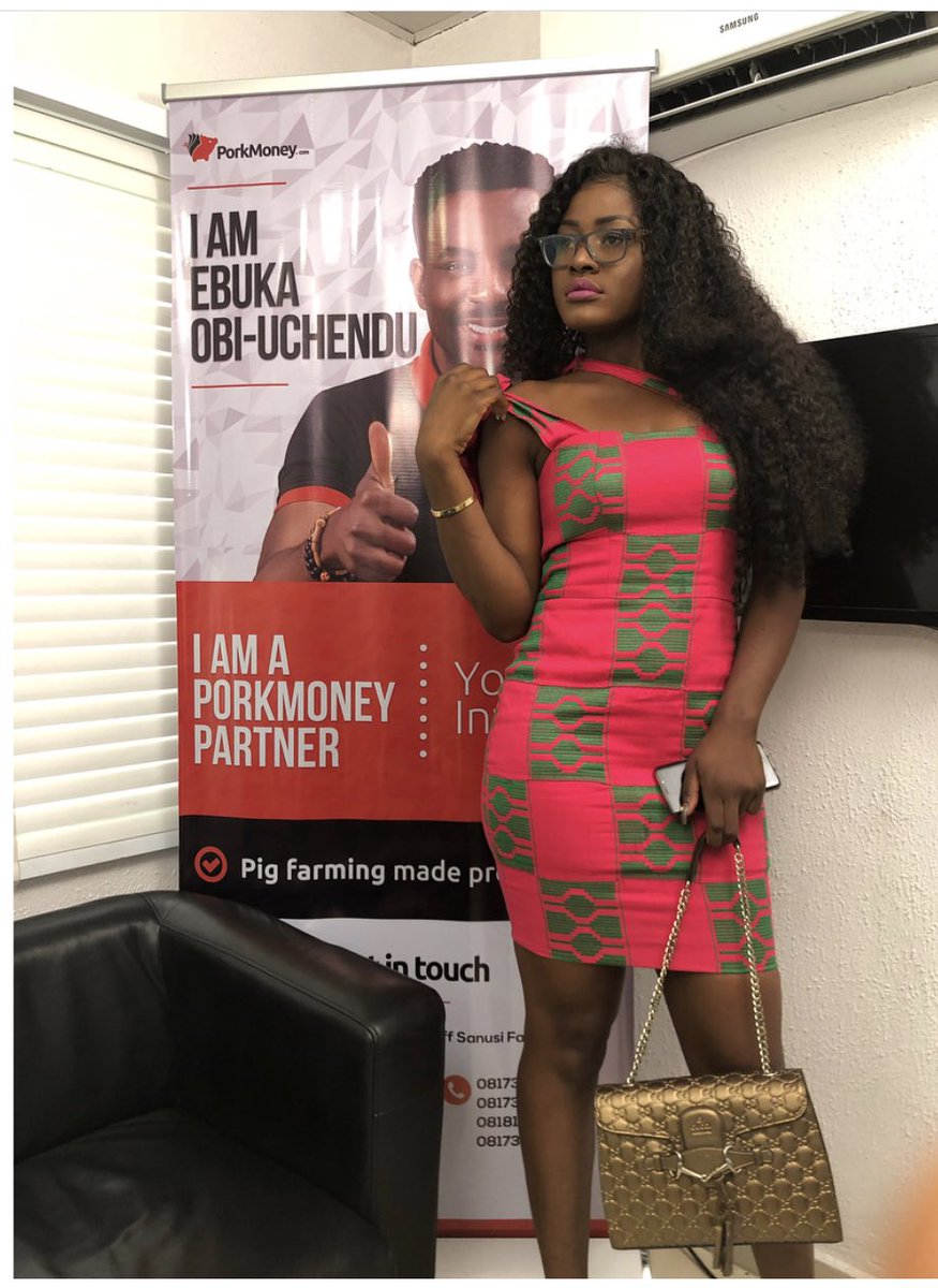 Lasgidi4L's tweet photo. The aso okè dress is chic and gorgeous. The simplicity of her styling is just perfect to bring out her best features and the hair is a total win ( aso okè is traditionally woven fabric).
#AlexToTheWorld πͺπ½ππΎππ½π
#Teamtolex #Alexunusual #theunusuals #porkmoney https://t.co/zMdhmRuZxe