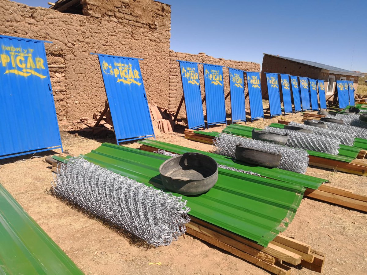 madretierrabol's tweet photo. Las comunidades de Chapicollo, La Joya y Collpahuma de los municipios de Eucaliptus, Caracollo y Toledo de #Oruro, se benefician con la entrega de materiales para construcción de #apriscos, corrales móviles y cosecha de agua para mejorar el #ganadoovino.
#SembrandoBolivia https://t.co/g0rr7LQMh5