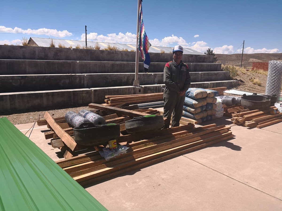 madretierrabol's tweet photo. Las comunidades de Chapicollo, La Joya y Collpahuma de los municipios de Eucaliptus, Caracollo y Toledo de #Oruro, se benefician con la entrega de materiales para construcción de #apriscos, corrales móviles y cosecha de agua para mejorar el #ganadoovino.
#SembrandoBolivia https://t.co/g0rr7LQMh5