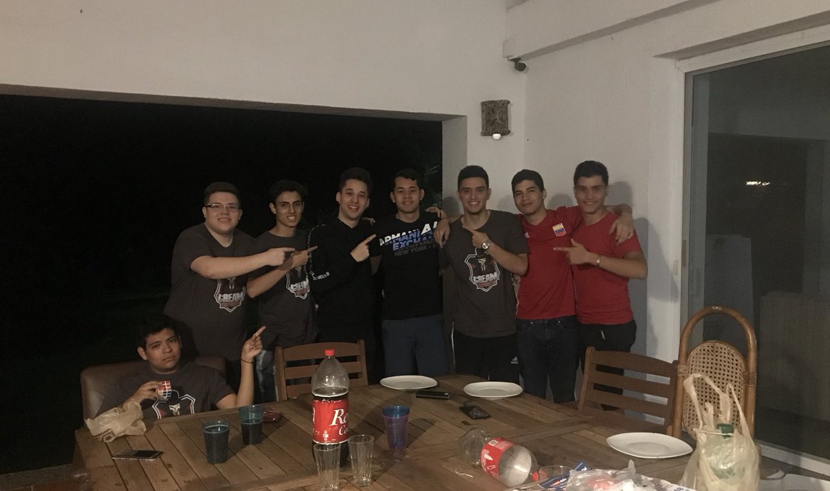 DrekzeNN's tweet photo. Chicos si este tweet tiene mucho apoyo y EXPLOTA en RT 🔄 y FAV ❤️ hoy a las 20:10hs de México voy a hacer directo desde la CREAM HOUSE 🔥🔥🍦
Con los chicos como invitados especiales🍦 https://t.co/Eb0LbeMbCy