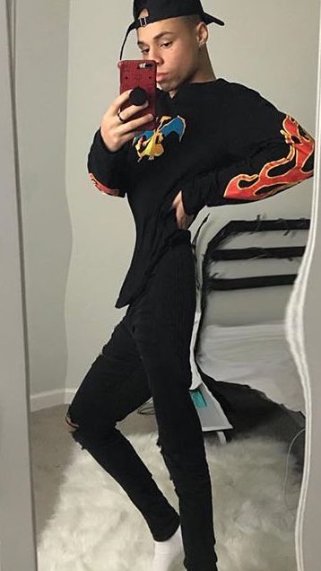 ilovelarray2's tweet image. We love a skinny legend