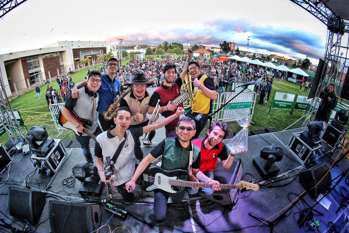 TheTestarians's tweet photo. Esto fue @TheTestarians 👏📸
¡Gracias Tunja!, gracias @AlcaldiaTunja, gracias 👏🏾concierto por la juventud #Safarika ✌👉🏻#SemanaDeLaJuventud2018 #ItsTestatime 🎶🎶 https://t.co/WKE9czytK7