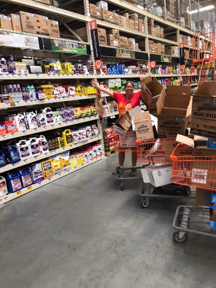HD6893's tweet photo. Kenna is getting chemicals ready for our customers!! #AlwaysBeClosing @JabarrBean @NotoKara https://t.co/R5EpbtFsMi