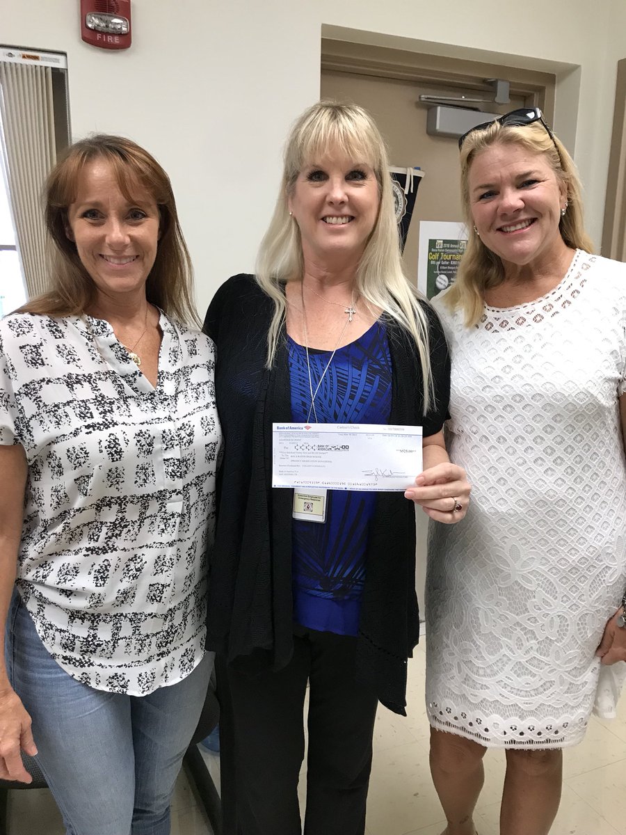 bocaratonhs's tweet image. A big thank you to the Bobcat Class of ‘83 presenting a $525.00 check for Project Graduation! @southPbcsd  PBSCD #ProjectGrad