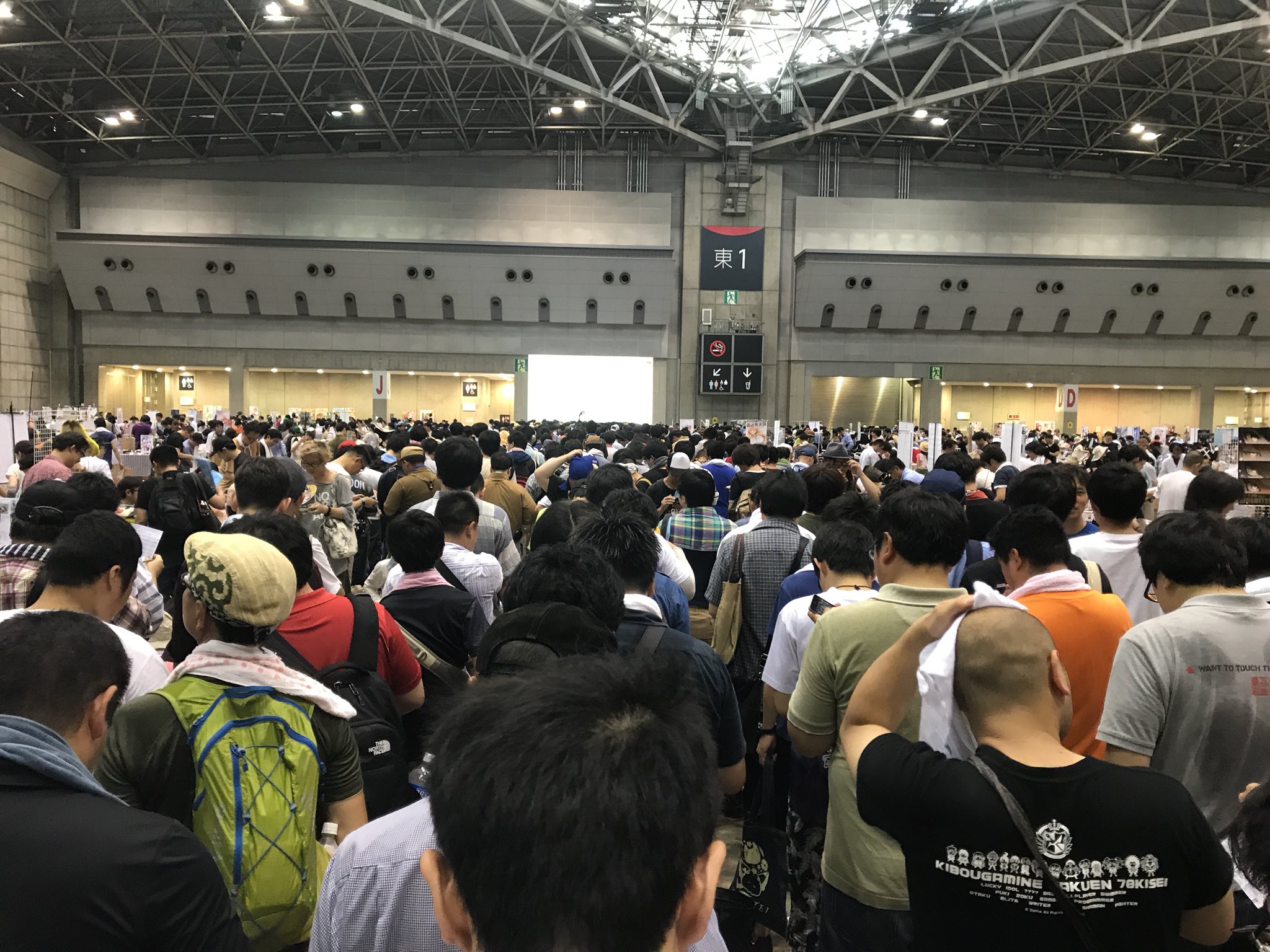バイアク へ シャッター前 ここがコミケの最前線 T Co Lvqtqfnimc Twitter