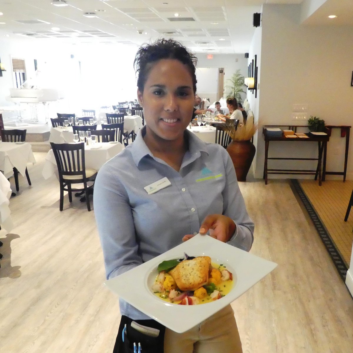 Southampton_Inn's tweet photo. Claude's Chef James is preparing Montauk Tile Fish, lobster, filet mignon and house favorites this weekend! Or, just stop for cocktails, yummy banana brioche with bourbon anglaise and local peach &amp; blueberry crisp! #claudes #southamptoninn #hamptons #lifarms #farmtotable https://t.co/nOamMvTO6M