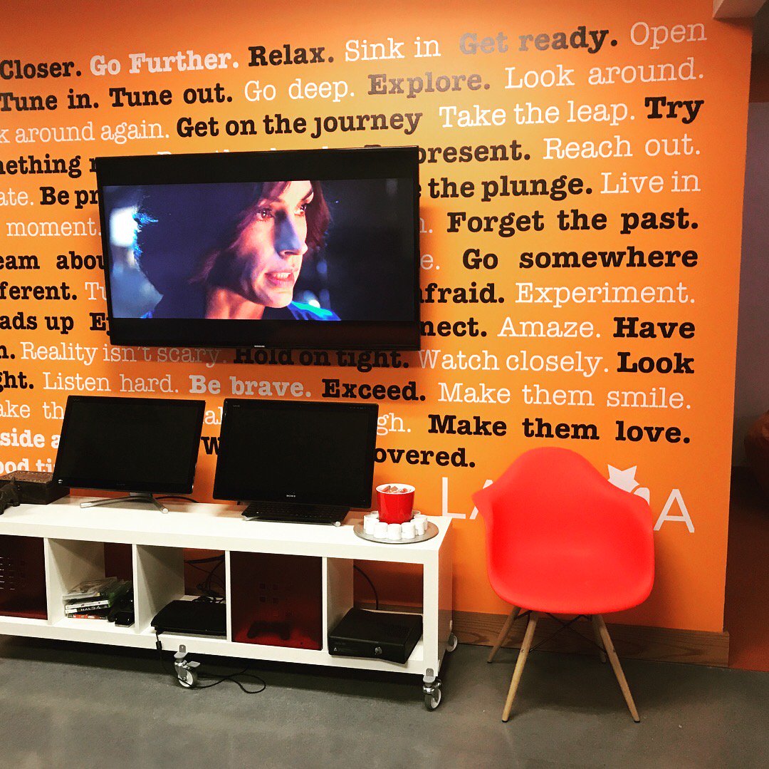 periscopesup's tweet photo. Working on another @ladumahq environment project in Salt Lake City to blend brand and culture. Here's the Mantra Wall from the last one. It's in the company's suite at Liverpool Football Club
#branding #branddesign #officedesign #mantra #walls #thinkladuma #LFC #Liverpool https://t.co/phi9WUL67X