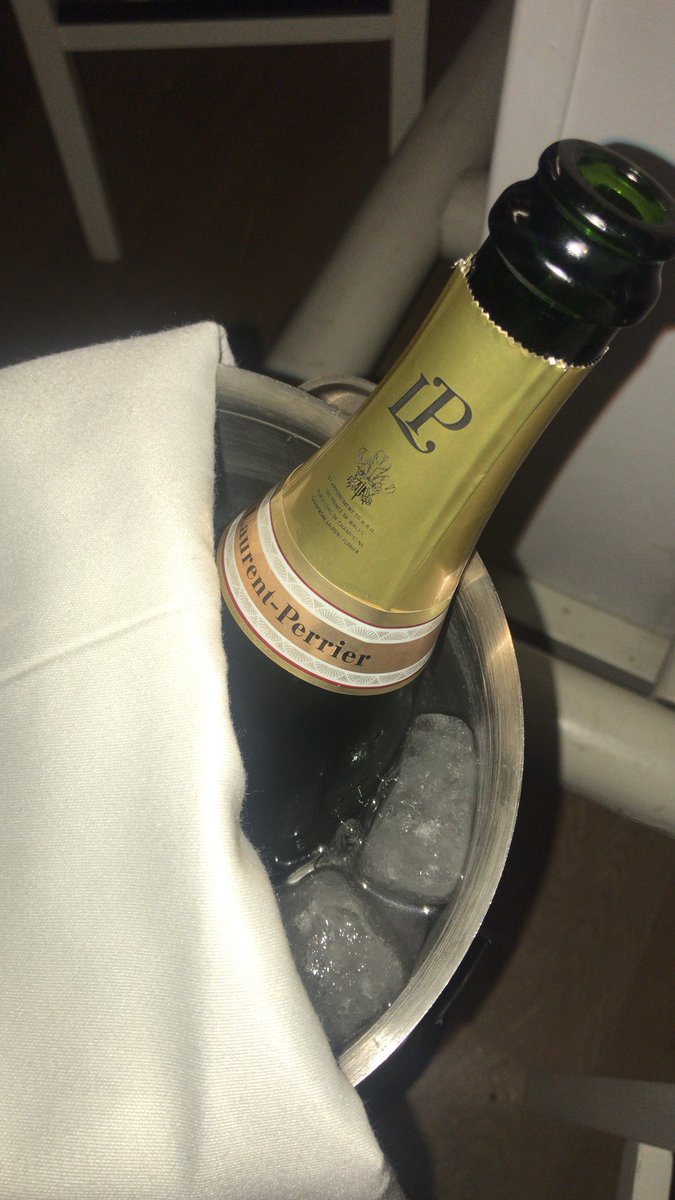 It’s Friday nite! 🥂 #LaScala