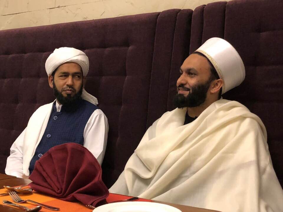 ShaykhSaqib's tweet photo. Arabic and English indoor event organised by the Shafi‘i community,  As Suffa foundation, Mangalore (India). Ulama from Mangalore and Markaz Kerala attended in large numbers alongside 100's of brs and srs (segregated) who came to see Shaykh Saqib LIVE. https://t.co/1xfxNZlouH