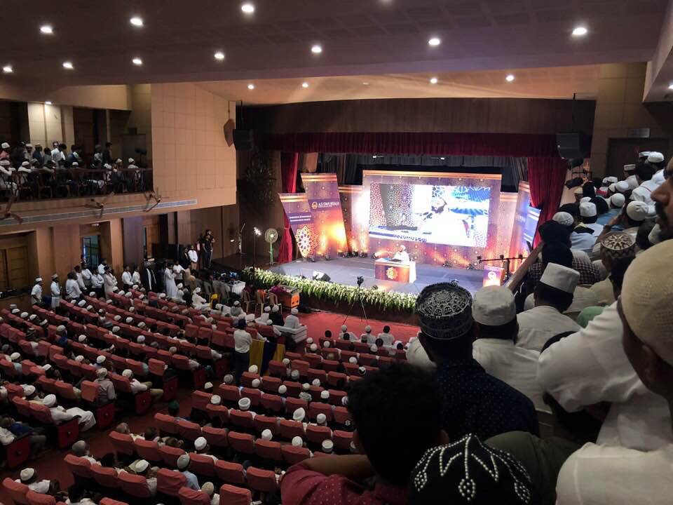 ShaykhSaqib's tweet photo. Arabic and English indoor event organised by the Shafi‘i community,  As Suffa foundation, Mangalore (India). Ulama from Mangalore and Markaz Kerala attended in large numbers alongside 100's of brs and srs (segregated) who came to see Shaykh Saqib LIVE. https://t.co/1xfxNZlouH