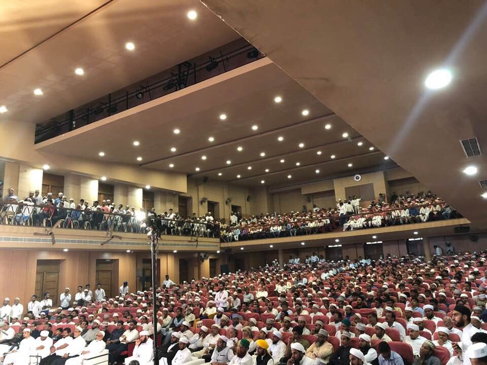 ShaykhSaqib's tweet photo. The main auditorium was occupied to full capacity with all additional side halls, classrooms and even the roads outside the venue being full to brim and packed with students and people alike. Large screens were placed both indoors and outdoors to accomodate all. https://t.co/3WkhVxvEI5