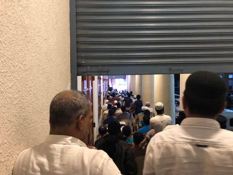 ShaykhSaqib's tweet photo. The main auditorium was occupied to full capacity with all additional side halls, classrooms and even the roads outside the venue being full to brim and packed with students and people alike. Large screens were placed both indoors and outdoors to accomodate all. https://t.co/3WkhVxvEI5