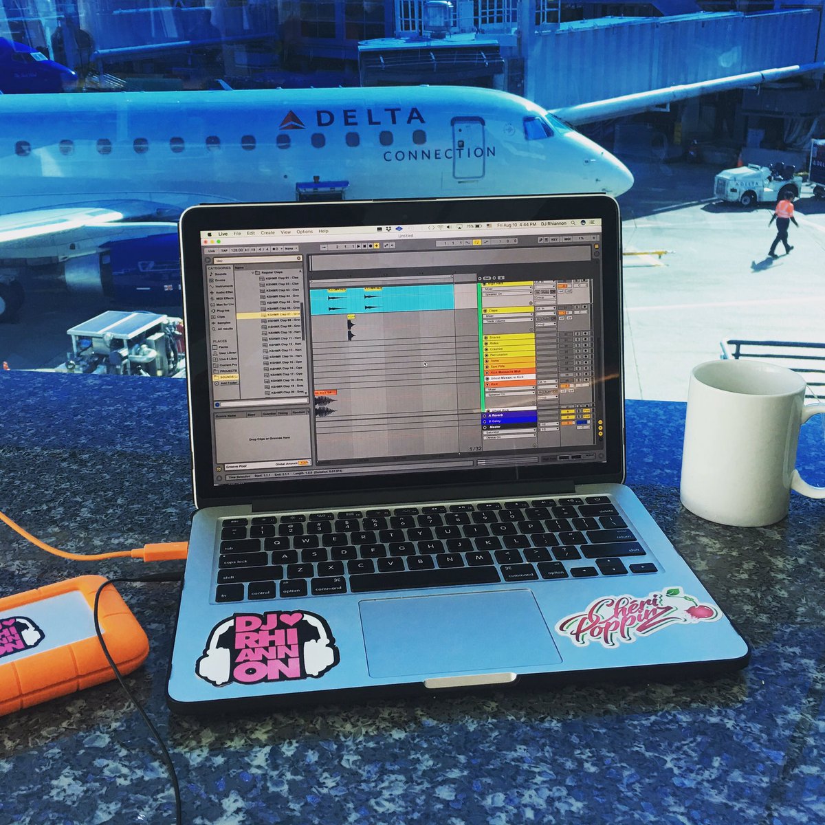 RhiannonRoze's tweet photo. ✈️ Who loves long stopovers? Me! 🤓 #abletonisbae @Ableton #matrixsessions #bpmsupreme @BPMsupreme https://t.co/RezB7SoAhx