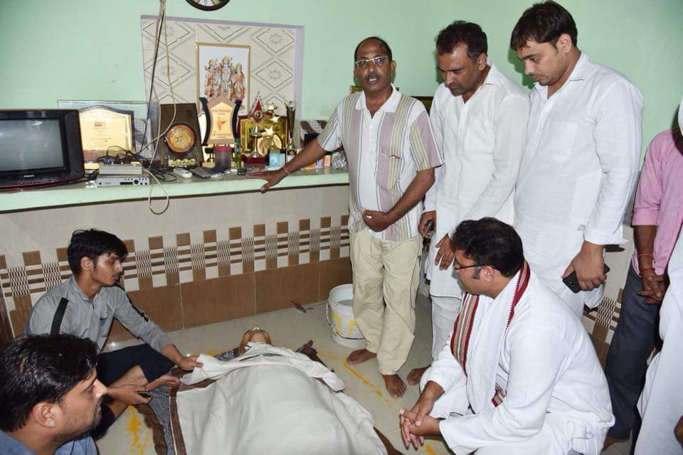 हरियाणा के आन बान और शान मशहूर कवि एवं हरियाणवी संस्कृति के महानायक पंडित जगन्नाथ जी के दुखद निधन पर रोहतक के गढ़ी सांपला में उनके पैतृक गांव समचाना में साथियों के साथ श्रद्धांजलि अर्पित की और परिजनों को सांत्वना दी। 
ईश्वर उनकी आत्मा को अपने श्री चरणों में स्थान दे।