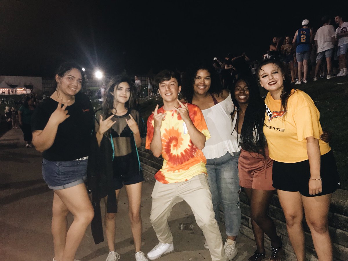 chandleridk's tweet image. Met my boyfriend tonight, love you boo!