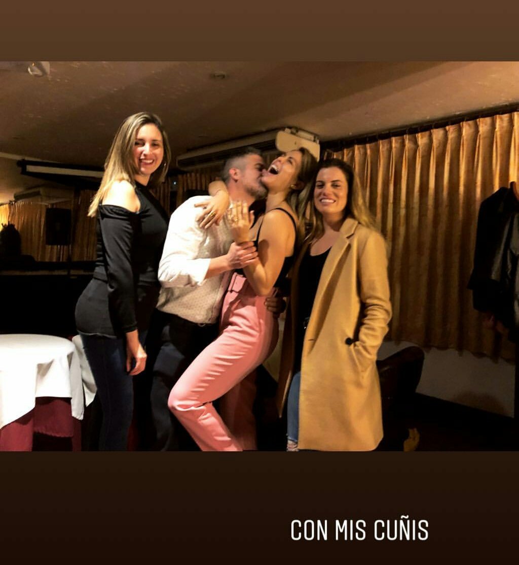 SheylaRFans's tweet photo. Confirmado por ella misma, Sheyla está comprometida😍 Se nos casa la reinaaaaa👑💍♥️
Felices por ti♥️ @_sheyoficial https://t.co/Y8tTD9gdHF