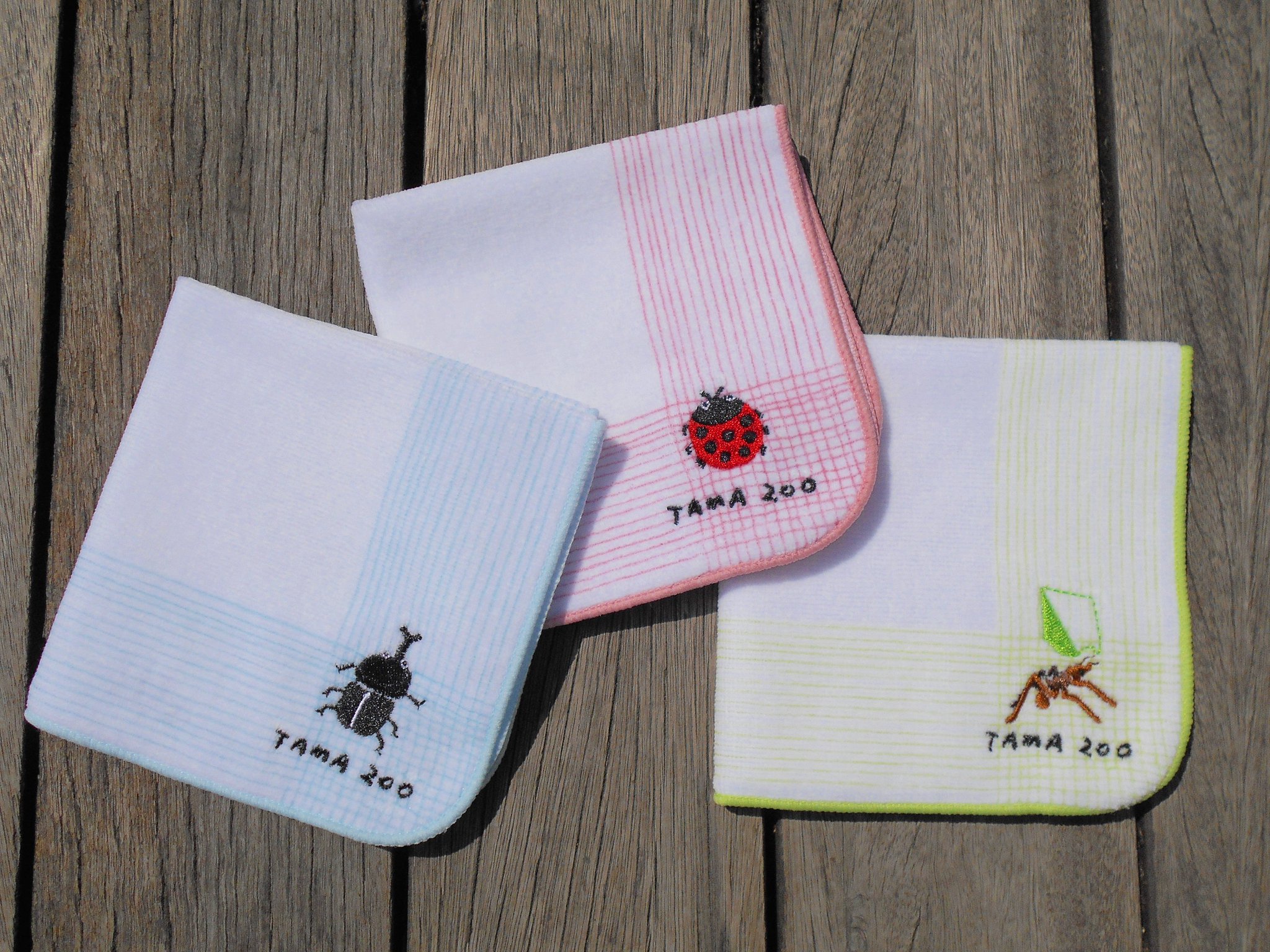 多摩動物公園 公式 商品情報 昆虫園30周年記念グッズ ハンドタオル カブトムシ テントウムシ ハキリアリ 各 594税込 白地にワンポイントの刺繍をあしらったシンプルなハンドタオルです 特にハキリアリは多摩動物公園ならではの商品となってい
