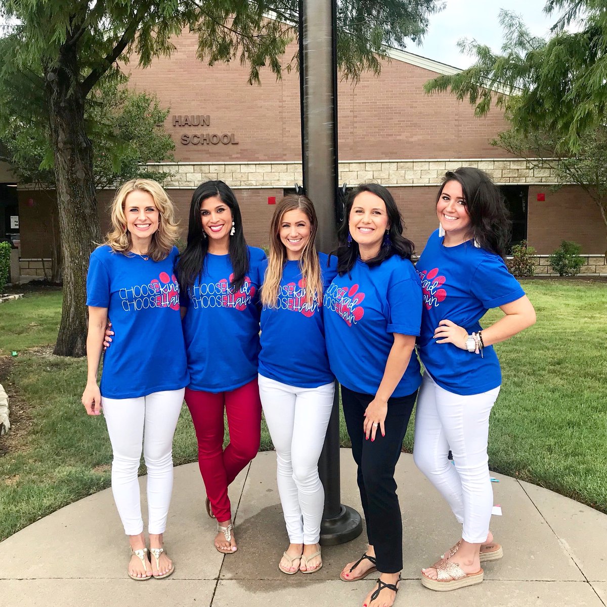 fancyfirstiehq's tweet photo. Legit #SQUADGOALS with this crew!!! best school💖best team💖best babes💖best year ever!!! @HaunElem https://t.co/mmH7bjEi0c