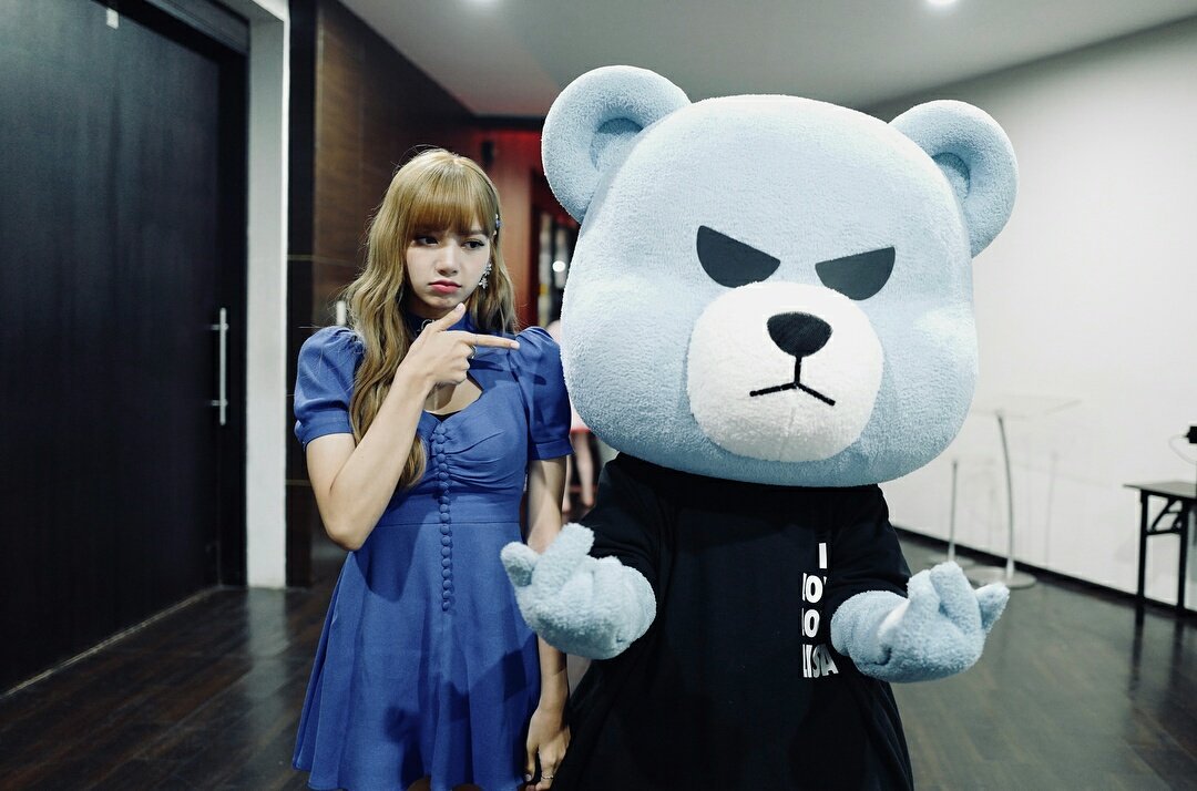 ultjnnkm's tweet photo. Lisa IG post update.
lalalalisa_m: with @krunk_official
#BLACKPINK #LISA #Krunk #ShopeeLISA #LisaMeetsIndonesia https://t.co/2BjeDMS7fH