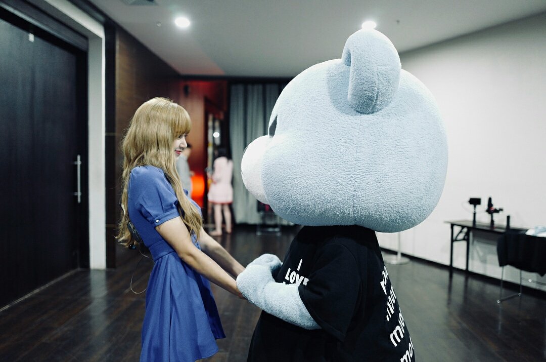 ultjnnkm's tweet photo. Lisa IG post update.
lalalalisa_m: with @krunk_official
#BLACKPINK #LISA #Krunk #ShopeeLISA #LisaMeetsIndonesia https://t.co/2BjeDMS7fH