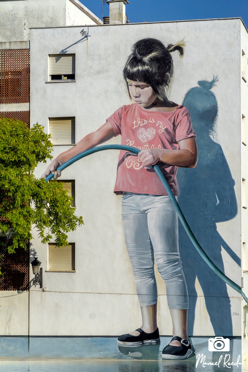 Zappa_Malaga's tweet photo. En Estepona existe la "Ruta de los Murales", que consta hasta la fecha, de 45 obras repartidas por toda la ciudad.
Estas dos pertenecen a Francisco Alarcón Pérez, "Madre Amorosa" y José Fernández Rios "Niña Regando". https://t.co/qFjmThAnHM