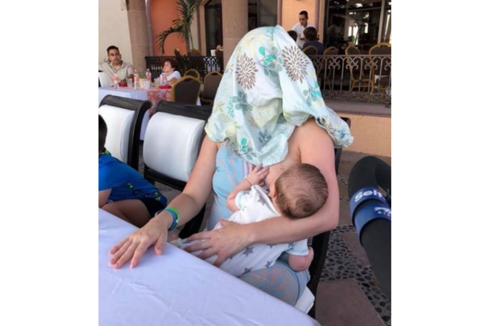 elespectador's tweet photo. Esta fue la reacción de una mujer cuando le pidieron que se cubriera por alimentar a su bebé.
https://t.co/ulifyLRt8D https://t.co/E8UxFJF9lW