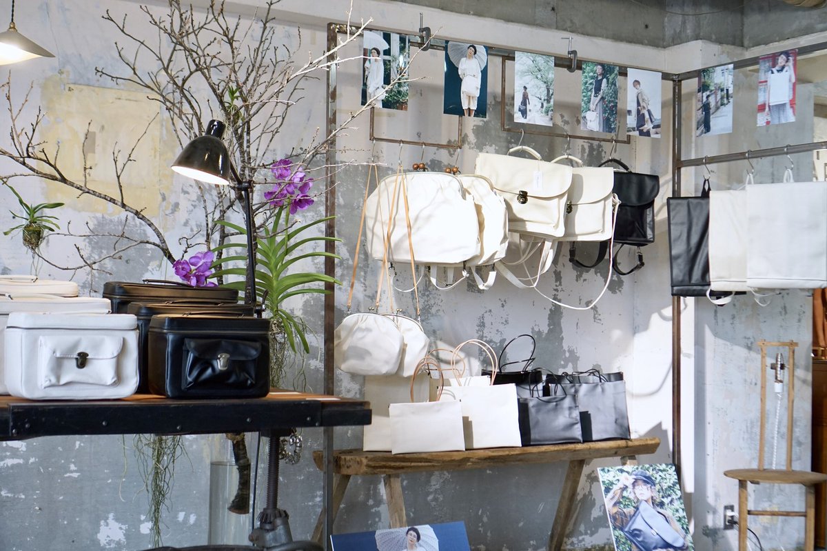 本日もKENTO HASHIGUCHIのカバンたちとお待ちしてます！
ご本人も在廊です。在廊は明日まで。
新作のご予約と定番商品が購入出来ます。是非！！