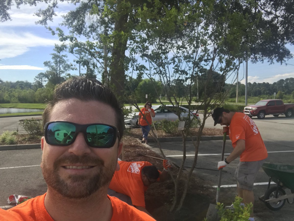 RonSerpaio's tweet photo. Awesome Day Of Giving Giving Back!!! #TeamDepotEvent Had A Blast Helping Out Jacksonville American Legion With The SE DSM Team!! @StaceyTank @SE_RSM_Aponte @SHAMWOW99 @scottwhiteHD @DerekTHD @HectorAPadilla https://t.co/SLpTpPxGiY