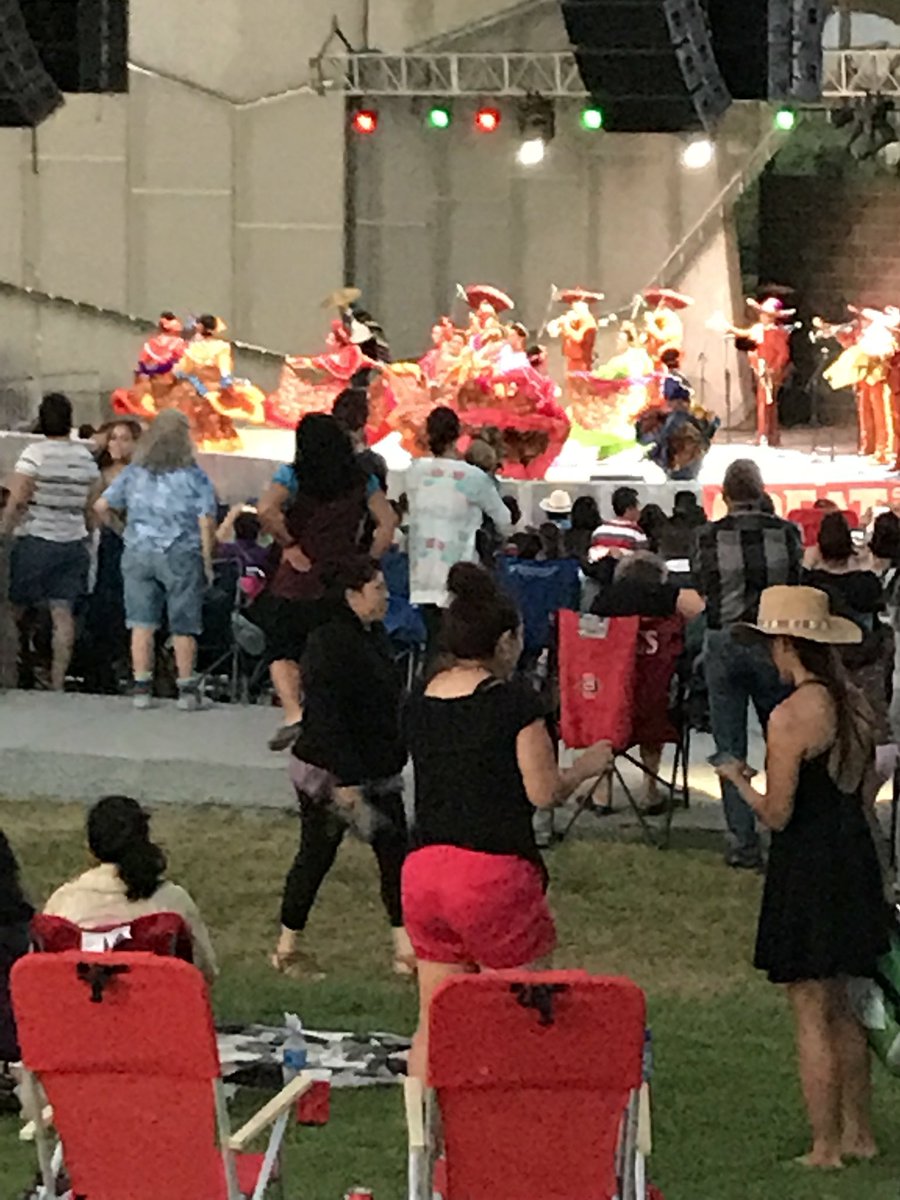 Flor_Ibarra_25's tweet image. Enjoying the free concert at #levittpavilion  #rubyhill
