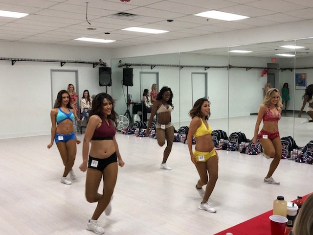 AllenAmericans's tweet image. NEWS: @Allen_IceAngels auditions tonight in Dallas. Special thanks to @ndallassports for the photo's and @PizzeriaChicago for feeding the crew.