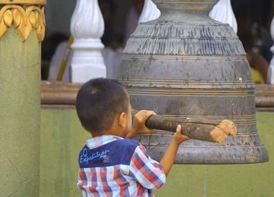 အမ​ေလးဟဲ့....ဒါႀကီးမ်ားဗုဒၶဘာသာ
သူရဲ​ေကာင္​းတဲ့😡😡😡😡😡
​ေခါင္​း​ေလာင္​းမထိုးပဲ ​ေခါင္​း​ေလာင္​း႐ိုက္​​ေနတယ္​.ဒီလိုထိုးရတယ္​ဟ..ကိုင္​ပံုကိုင္​​နည္​းကအစ​ ​ေစာက္​တလြဲ..
​ေခါင္​း​ေလာင္​း႐ိုက္​သံ သဲ့သဲ့​ေလးၾကား​ေနတယ္​😊😊😊ျမင္​လိုက္​ရရင္​
လုပ္​​ေပါက္​ကအခ်ိဳးကိုမ​ေျပတာ