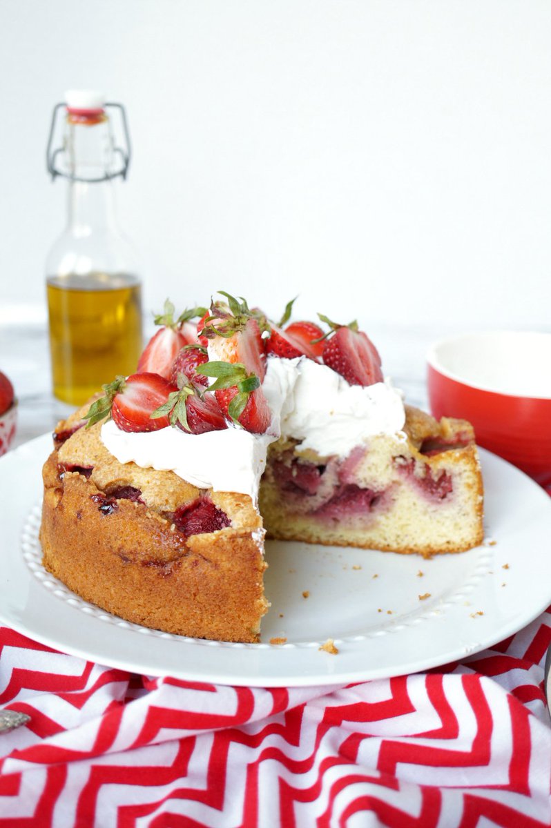 This pretty little Strawberry Olive Oil Cake is packed with fresh berries and just screams summer! #FarmersMarketWeek #cakegoals thebakingfairy.net/2018/08/strawb…