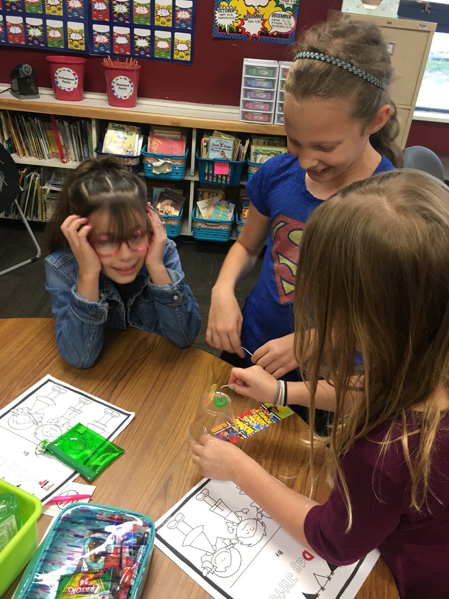sftkatkinson1's tweet photo. Sweet smiles during morning meeting and some mad skills saving Sammy! Fun first day in 3rd grade! @theSMSD @SFT512 #SMSDRightnow https://t.co/i9EcI366e1