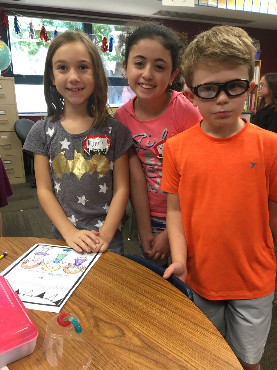 sftkatkinson1's tweet photo. Sweet smiles during morning meeting and some mad skills saving Sammy! Fun first day in 3rd grade! @theSMSD @SFT512 #SMSDRightnow https://t.co/i9EcI366e1
