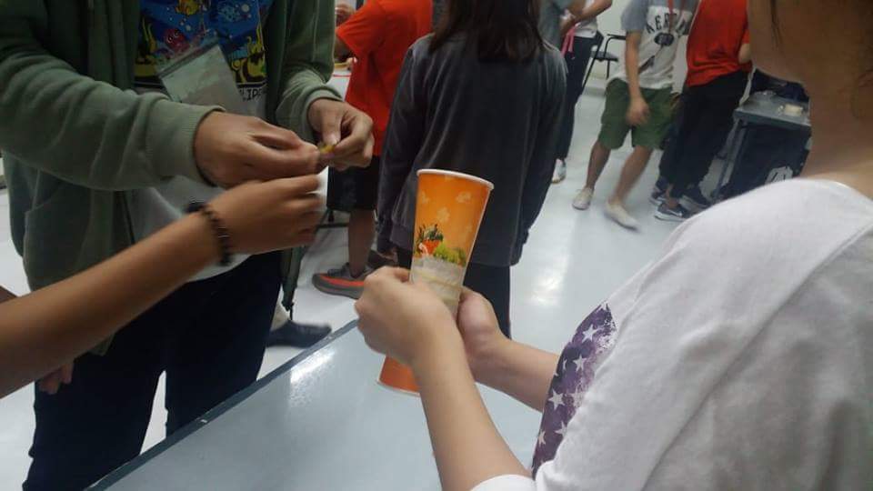 MapuaSHSSC's tweet photo. 📌 OLYMPHYSICS

Defying gravity through making cups fly. The teams of OLYMPHYSICS did the unimaginable!

#ClubRecWeek2018
#MapúaSHS1819
#FirstDayHigh2018
#BeAnSHScientist https://t.co/1alPIowC6L
