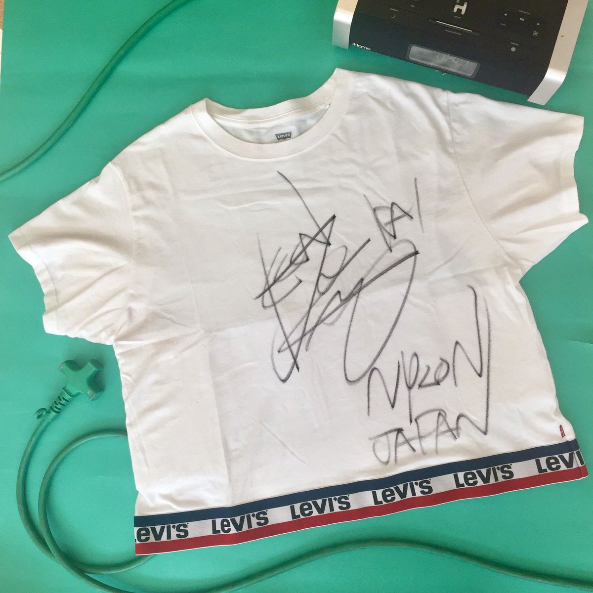 NYLONJAPAN's tweet photo. 先日公開した #VirginExpress のムービー内で #カイ が着用していたものと同じモデルの直筆サイン入りTシャツを、このツイートをRTしてくれた人から抽選で1名様にプレゼント！　まだ見ていない人は早速チェック◎
check!!▶︎ https://t.co/CVj9A258Pf 
 #リーバイス #LiveInLevis @Levis_Japan @sd_bt https://t.co/t6if80uALN