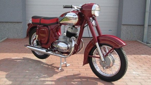 adityachatterG's tweet photo. #WeekendVibes: How about starting the day with an interesting video tracking the transformation of a dusty #JawaMotorcycle into a masterpiece? The new age #Jawa motorcycle would retain the soul of this classic icon 🤘https://t.co/MPgjcfuQQr https://t.co/BDBfbKbMUk