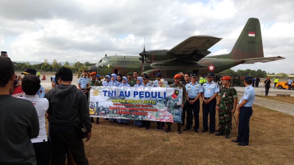 _TNIAU's tweet photo. Alhamdulillah, Lanud Adi Soemarmo hr ini terkumpul 70 ton bantuan dr warga Jateng, TNI &amp; Polri yg akan diberangkatkan menuju Lombok. Semoga dapat membantu meringankan saudara2 kita yg terkena musibah di sana 😇💂 https://t.co/8On2tXnXmG
