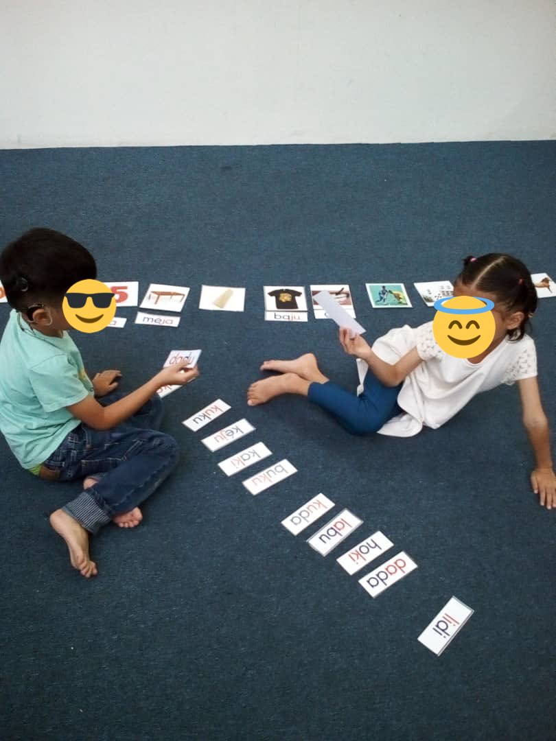 primalymy's tweet image. Our little readers with autism, hyperactivity and cochlear implant doing activities together in classroom. #phonicsreading #kelasmembacakl #readingclass #readingclasskl